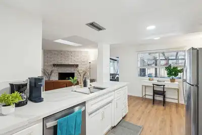 Image de Fully Renovated Home with Pool