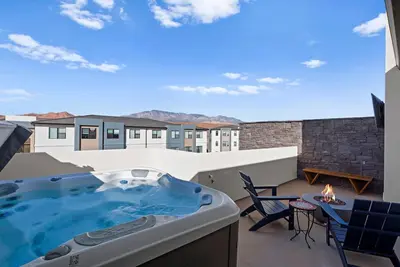 Image de The Desert Haven-Rooftop Hot Tub & Game Room