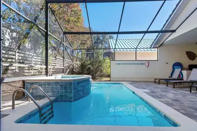 Image de Gorgeous home with pool and golf cart included! Pet friendly!