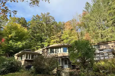Image de Secluded, organic modern 3-bedroom home in wooded setting.