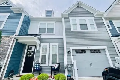 Image de Beautiful townhome with community pool, shuttle to Bethany, and more!
