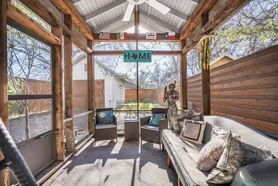 Image de Walk to Town, Screened Patio - Classically Modern