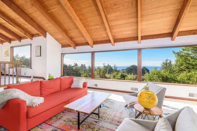 Image de Serene 3 Bdr w/Hot Tub, Mins to Shell Beach Trail!