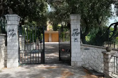 Image de Studio indépendant plein sud avec piscine, propriété dominant la rade de Toulon