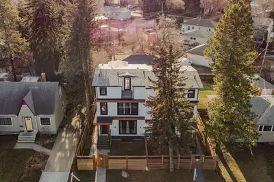 Image de 3 Story Luxury Cozy Sleek House. Pet Friendly!