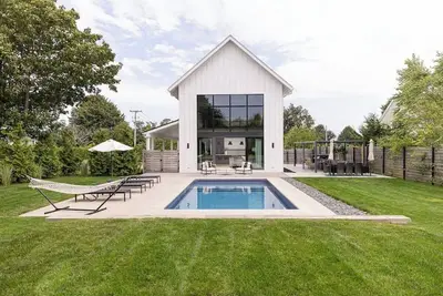 Image de Modern new home by Golf Course