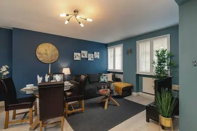Image de Seaside 2br Flat w/Patio | Near i360 Lanes & Beach