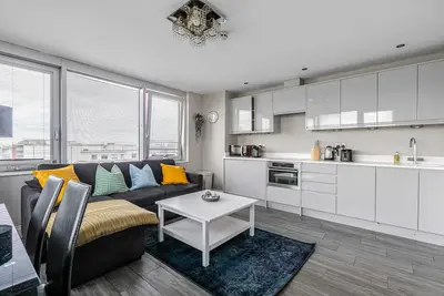 Image de Chic Seaside 2br Apt | Walk to Pier, Beach & Lanes