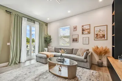 Image de Sun Soaked Designer Condo with Patio