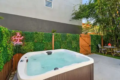 Image de Designer Sun Filled Condo - Walk to Town