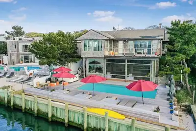 Image de Spacious 6 Bedroom 6. 5 Bath Pines house on the Bay w/Ac, Heated Pool & Hot Tub