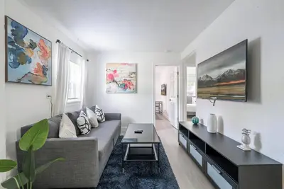 Image de Stylish Home Near Beach, Downtown, and Airport. Pet Friendly!