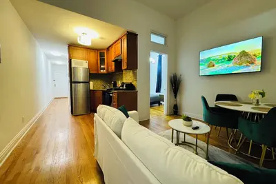 Image de Elegant 2-Bd. Manhattan Escape Steps from Central Park\"