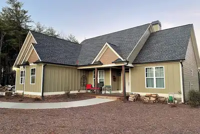 Image de Spacious 4-bedroom house in charming Fairmount with WiFi, Ac fire pit Hot Tub