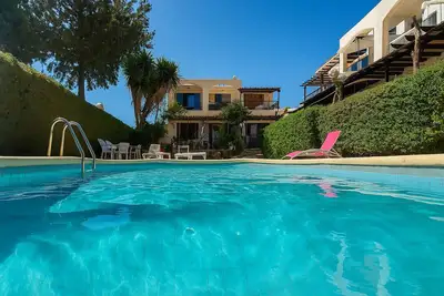 Image de Ibiscus pool –5 min Walk to Beach & Pafos Harbour