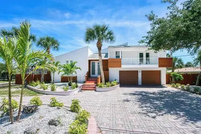 Image de New and Rare Waterfront Gem: 4-Bedroom Pool Home Walk to Beach & Village