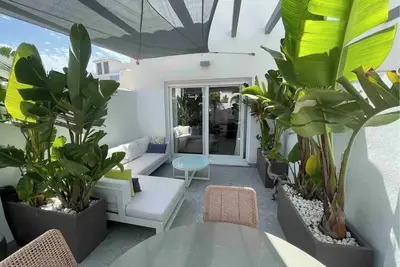 Palm House (2 minutes walk from the beach). 4 bedrooms+parking.