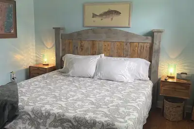 Image de Walk to waterfront dining, shops, wine bar. 2 miles from I-95. No pet fee!