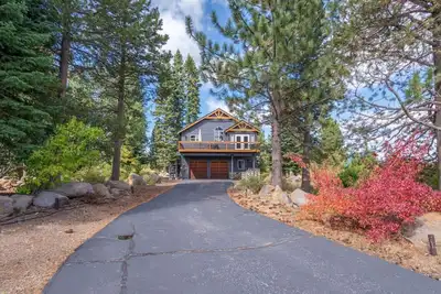 Image de New! Stunning Tahoe Donner 3 bedroom 2. 5 bath with 5 beds and gorgeous views