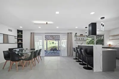 Image de New! Beautiful & Elegant 5bd\/3ba at Thousand Oaks
