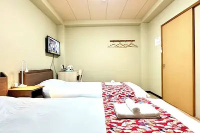 Image de Hanazonomachi and Haginochaya Stations 2 minutes each Twin room with private bathroom Excellent access [ 103].