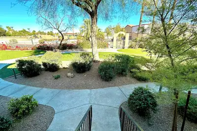 Image de Modern Condo in Prime Location - Heated Pool, Bars, Dining Nearby