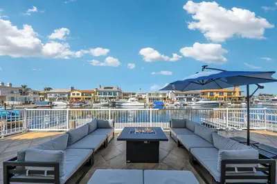 Image de Massive Waterfront Mansion Hb - Hot Tub Kayak!
