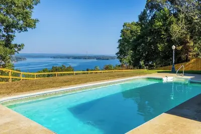 Image de Lakeside Cabin minutes from major wedding venues - Pool and 10 person swim spa