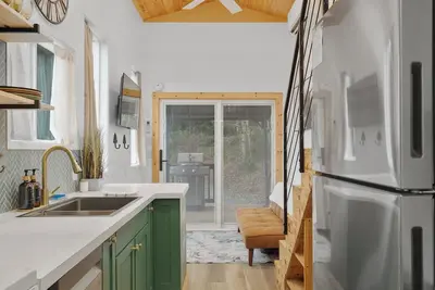 Image de Charming 1-bedroom tiny house in Kelso with Hotub, A\/C, & Wifi