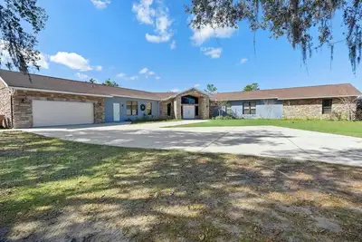 Image de Spacious 5-Bedrooms Contemporary Ranch with fitness room, pool table, fire pit