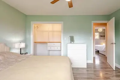 Image de Red Maple House on Central Maple Ridge