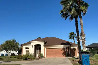 Image de Modern Single Family Home near the Beach