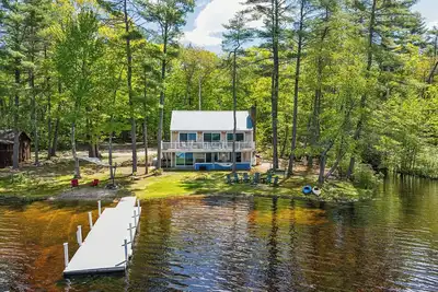 Image de Lakehouse on Little Sebago Lake with Private Beach, Dock, Kayaks and a Firepit