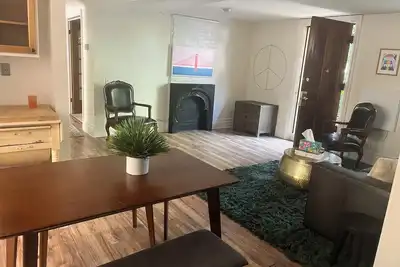 Image de Charming 2. 5 bedroom 1 bath house with Ac, WiFi in peaceful San Rafael