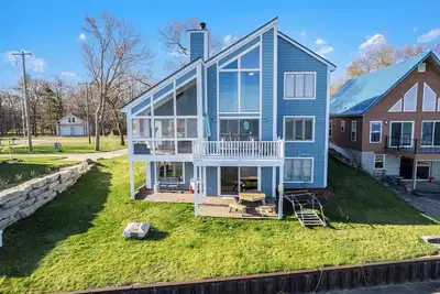Image de Beachfront home minutes from downtown Caseville - panoramic views of Lake Huron!
