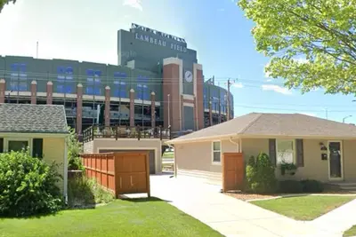 Image de 100 yards from Lambeau Field\nSpacious 4-bedroom house in Lambeau Shadow