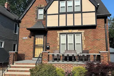 Image de 2-bedroom Century house in Cleveland with modern amenities
