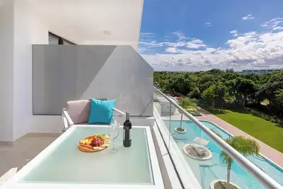 Image de Airbn Be Views! Pool view @ Cana Rock Star 413