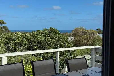 Image de Moniques Beachhouse\nCheck the waves over coffee