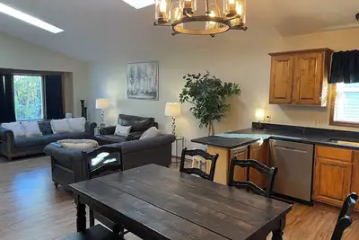 Spacious 5-bedroom house with WiFi, Ac in charming Arvada