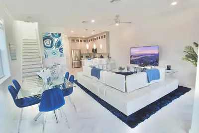 Image de New - Waterfront Home in Port Salerno - Stuart - Private Boat Dock & Boat Lift - Community Pool.
