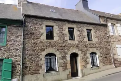 Image de Maison de ville rénovée idéalement située.