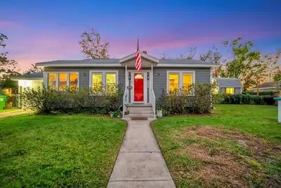 Image de Outdoor Poolside Family Oasis - Historic Bradenton