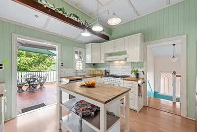 Image de A Colourful Life! 4Bed/2. 5Bath/1Car ~ Queenslander