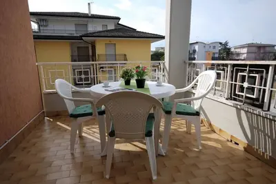 Image de Appartement moderne dans une résidence de style resort avec piscine