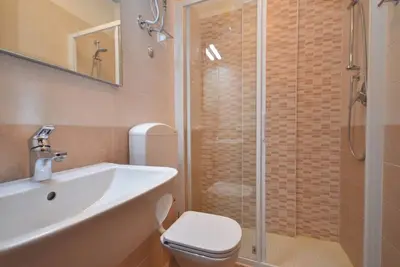 Image de Appartement de vacances contemporain avec piscine partagée