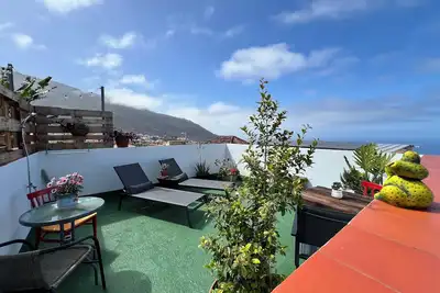 Image de Charming Little Home Terrace with wonderful ocean and mountain views. Fast Wi-Fi