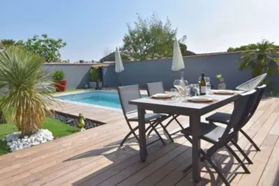 Image de Maison avec piscine à 300 mètres de la plage et du centre