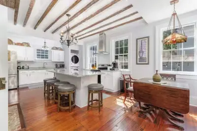 Image de Huge 5-bedroom home in the heart of downtown. Super close walk to it all!