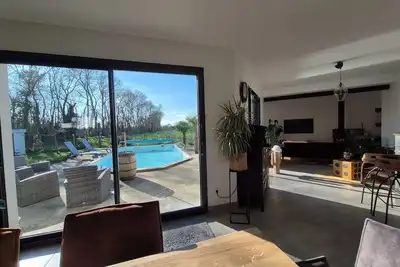 Image de Maison moderne avec piscine dans un endroit calme à 15 minutes de la mer